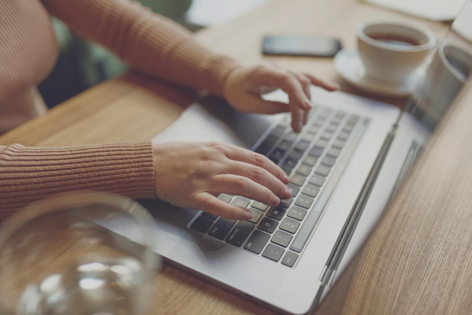 SEO-Analytics Workspace mit modernen Tools und Dashboards