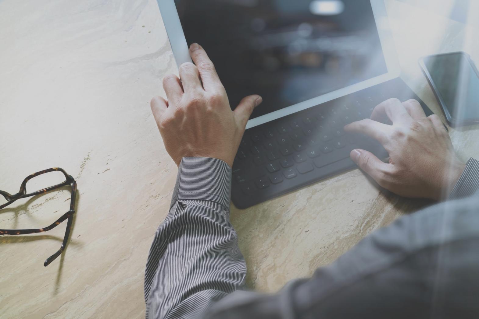 Jurnexalux Team bei der Arbeit an SEO-Analytics-Projekten